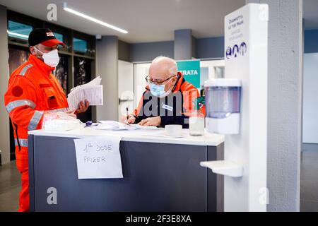 Bologna, Italia. 16 Marzo 2021. Nonostante la sosta all'uso del vaccino AstraZeneca in Italia e in altri paesi europei, le vaccinazioni con Pfizer/BioNTech sono continuate come previsto all'interno del centro di vaccinazione alla fiera di Bologna. Credit: Massimiliano Donati/Alamy Live News Foto Stock