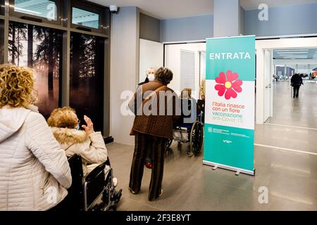 Bologna, Italia. 16 Marzo 2021. Nonostante la sosta all'uso del vaccino AstraZeneca in Italia e in altri paesi europei, le vaccinazioni con Pfizer/BioNTech sono continuate come previsto all'interno del centro di vaccinazione alla fiera di Bologna. Credit: Massimiliano Donati/Alamy Live News Foto Stock