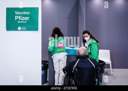 Bologna, Italia. 16 Marzo 2021. Nonostante la sosta all'uso del vaccino AstraZeneca in Italia e in altri paesi europei, le vaccinazioni con Pfizer/BioNTech sono continuate come previsto all'interno del centro di vaccinazione alla fiera di Bologna. Credit: Massimiliano Donati/Alamy Live News Foto Stock