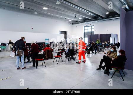 Bologna, Italia. 16 Marzo 2021. Nonostante la sosta all'uso del vaccino AstraZeneca in Italia e in altri paesi europei, le vaccinazioni con Pfizer/BioNTech sono continuate come previsto all'interno del centro di vaccinazione alla fiera di Bologna. Credit: Massimiliano Donati/Alamy Live News Foto Stock