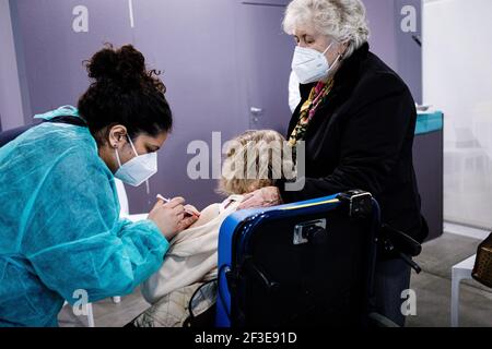 Bologna, Italia. 16 Marzo 2021. Nonostante la sosta all'uso del vaccino AstraZeneca in Italia e in altri paesi europei, le vaccinazioni con Pfizer/BioNTech sono continuate come previsto all'interno del centro di vaccinazione alla fiera di Bologna. Credit: Massimiliano Donati/Alamy Live News Foto Stock