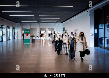 Bologna, Italia. 16 Marzo 2021. Nonostante la sosta all'uso del vaccino AstraZeneca in Italia e in altri paesi europei, le vaccinazioni con Pfizer/BioNTech sono continuate come previsto all'interno del centro di vaccinazione alla fiera di Bologna. Credit: Massimiliano Donati/Alamy Live News Foto Stock