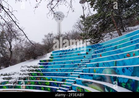 Panchine vuote in cemento nel teatro all'aperto nel Giardino Botanico sotto la neve, Ankara Turchia Foto Stock