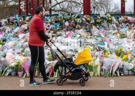 Londra, Regno Unito. 16 Marzo 2021. La gente continua a lasciare tributi e fiori per Sarah Everard al chiosco sul Clapham Common che è diventato un santuario. Sarah è stato visto l'ultima volta il 3 marzo. Il suo corpo è stato trovato in un sacchetto del costruttore in Woodland ad Ashord. PC Wayne Couzens è apparso al vecchio Bailey via video dal carcere di Belmarsh oggi. Sarà in prova a ottobre. Credit: Mark Thomas/Alamy Live News Foto Stock