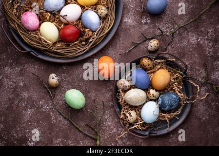 Colore uova di Pasqua dipinte con colorante organico Foto Stock