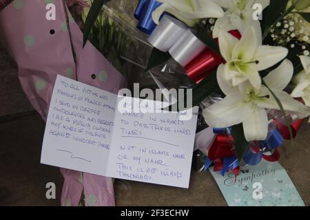 LONDRA, UK - 14 NOVEMBRE 2015: Fiori deposti all'esterno dell'ambasciata francese a Londra, a seguito di attentati terroristici a Parigi. Foto Stock