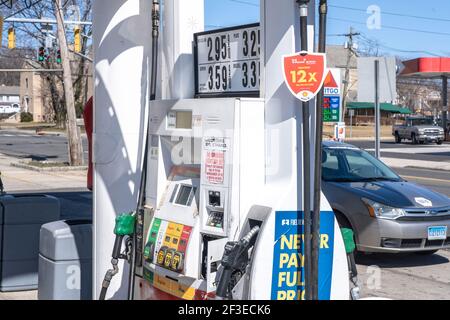 Una visione della stazione di benzina Shell a Norwalk, Connecticut.i prezzi del petrolio e della benzina sono stati in ripresa dopo il crollo dello scorso anno della domanda di carburante e dei prezzi. Secondo l'AAA Motor Club i prezzi del gas sono aumentati in media di circa 35 centesimi al gallone nell'ultimo mese e potrebbero raggiungere i 4 dollari al gallone in alcuni stati entro l'estate. Foto Stock