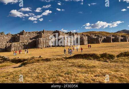 Enormi mura della Fortezza Inca Saqsayhuaman, vicino sopra Cusco, Perù, Sud America Foto Stock