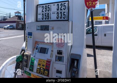 Una visione della stazione di benzina Shell a Norwalk, Connecticut.i prezzi del petrolio e della benzina sono stati in ripresa dopo il crollo dello scorso anno della domanda di carburante e dei prezzi. Secondo l'AAA Motor Club i prezzi del gas sono aumentati in media di circa 35 centesimi al gallone nell'ultimo mese e potrebbero raggiungere i 4 dollari al gallone in alcuni stati entro l'estate. (Foto di Ron Adar / SOPA Images/Sipa USA) Foto Stock