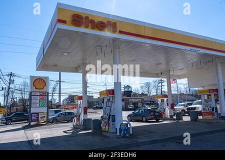 Una visione della stazione di benzina Shell a Norwalk, Connecticut.i prezzi del petrolio e della benzina sono stati in ripresa dopo il crollo dello scorso anno della domanda di carburante e dei prezzi. Secondo l'AAA Motor Club i prezzi del gas sono aumentati in media di circa 35 centesimi al gallone nell'ultimo mese e potrebbero raggiungere i 4 dollari al gallone in alcuni stati entro l'estate. (Foto di Ron Adar / SOPA Images/Sipa USA) Foto Stock