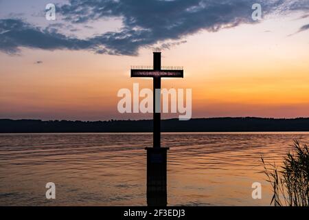 Una bella vista di croce sul Lago Starnberg con sfondo tramonto in Germania, Baviera Foto Stock