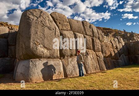 Enormi mura della Fortezza Inca Saqsayhuaman, vicino sopra Cusco, Perù, Sud America Foto Stock