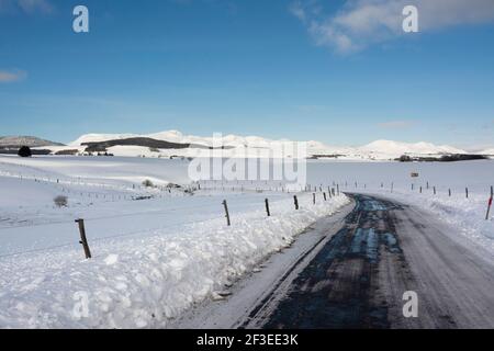 Strada invernale in Massif di Sancy, Puy de Dome, Auvergne-Rodano-Alpi, Francia Foto Stock