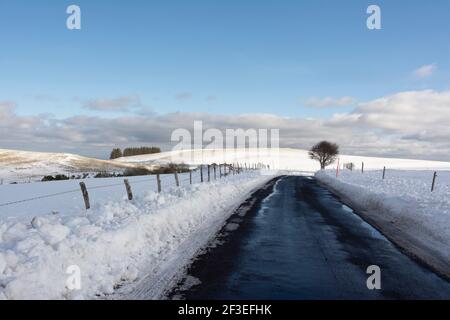 Strada invernale in Massif di Sancy, Puy de Dome, Auvergne-Rodano-Alpi, Francia Foto Stock