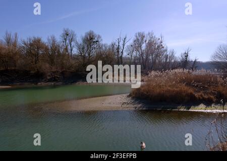 Vista panoramica di un fiume contro il cielo Foto Stock