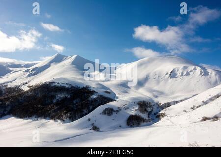 Il Monts Dore in inverno, Massif di Sancy, Parco Naturale Regionale dei Vulcani d'Alvernia, dipartimento Puy de Dome, Auvergne, Francia Foto Stock