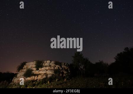 Magnifica fotografia del talayot ​​ (costruzione preromana) della Artá ​​area, a Maiorca, Isole Baleari, Spagna. Foto Stock