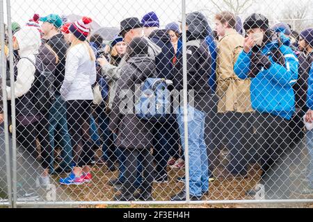 Le persone si sono affollate nell'area sicura del centro commerciale dietro la recinzione della catena. All'insediamento del presidente Donald Trump nel 2017 a Washington D.C. Foto Stock