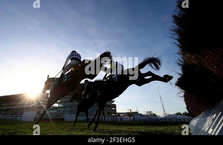 Galvin (a sinistra) guidato da Jack Kennedy salta l'ultimo a battere la prossima destinazione (a destra) guidata da Harry Cobden e Escaria Ten (al centro) guidata da Adrian Heskin nel Sam Vestey National Hunt Challenge Cup Novices' Chase (grado 2) durante il primo giorno del Cheltenham Festival all'ippodromo di Cheltenham. Data immagine: Martedì 16 marzo 2021. Foto Stock