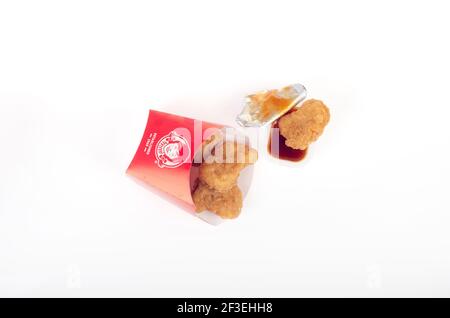 Nuggets di pollo di Wendy con salsa di immersione di barbecue Foto Stock