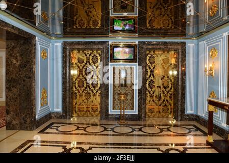 ANTALYA, Turchia - 23 aprile: la lobby di Mardan due Palace hotel di lusso, è considerato Europa più costosi resort di lusso sull'Aprile 23, 2014 in Antal Foto Stock