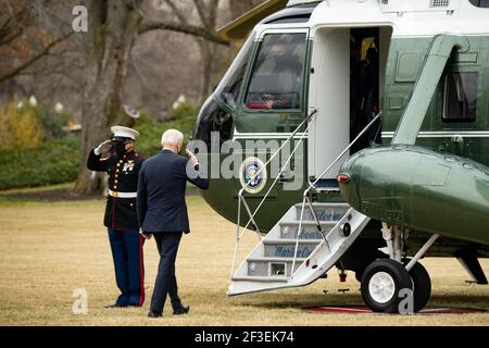 Washington, Stati Uniti. 16 Marzo 2021. Il presidente degli Stati Uniti Joe Biden fa parte di Marine One a Washington, DC martedì 16 marzo 2021. Biden, che si è recata oggi in Pennsylvania, sta facendo tifo in tutto il paese insieme al Vice Presidente per evidenziare gli americani che ricevono controlli di stimolo e vaccini contro il coronavirus, nonché le aziende che sono state in grado di rimanere a galla con i prestiti statali. Foto di Erin Scott/UPI Credit: UPI/Alamy Live News Foto Stock