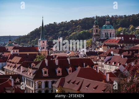 Tetti rossi di Praga e decine di guglie del centro storico di Praga. Paesaggio urbano di Praga in una giornata di sole. Tetti e guglie rossi Foto Stock