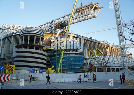 Madrid, Spagna. 16 Marzo 2021. Il camion subisce un incidente nelle opere di ristrutturazione dello stadio Santiago Bernabeu nella città di Madrid, martedì 16 marzo 2020 Credit: CORDON PRESS/Alamy Live News Foto Stock