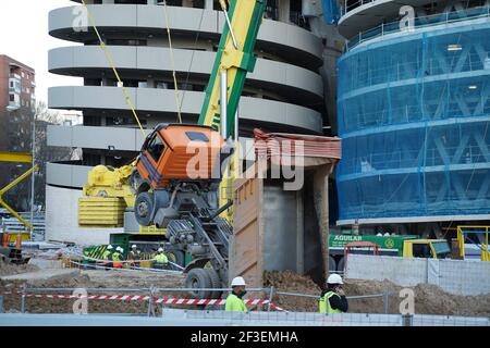 Madrid, Spagna. 16 Marzo 2021. Il camion subisce un incidente nelle opere di ristrutturazione dello stadio Santiago Bernabeu nella città di Madrid, martedì 16 marzo 2020 Credit: CORDON PRESS/Alamy Live News Foto Stock