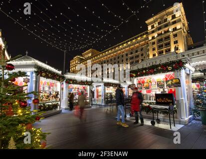 Decorazione di Natale (Capodanno) vicino al Teatro Bolshoi (Grande, Grande o Grande Teatro, anche scritto Bolshoy) di notte, Mosca, Russia Foto Stock