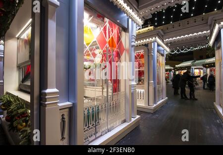 Decorazione di Natale (Capodanno) vicino al Teatro Bolshoi (Grande, Grande o Grande Teatro, anche scritto Bolshoy) di notte, Mosca, Russia Foto Stock