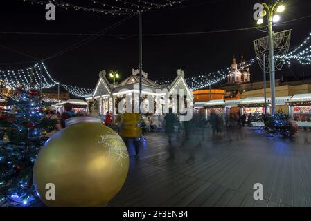 Decorazione di Natale (Capodanno) vicino al Teatro Bolshoi (Grande, Grande o Grande Teatro, anche scritto Bolshoy) di notte, Mosca, Russia Foto Stock