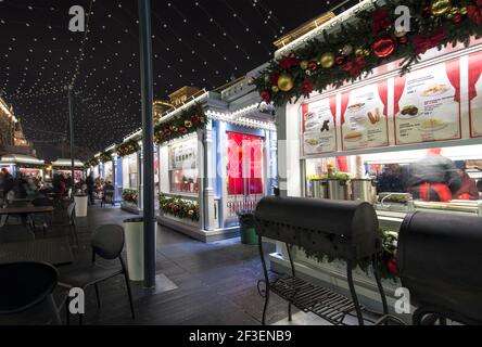 Decorazione di Natale (Capodanno) vicino al Teatro Bolshoi (Grande, Grande o Grande Teatro, anche scritto Bolshoy) di notte, Mosca, Russia Foto Stock