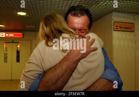 PEN HADOW CON SUA MOGLIE AL SUO ARRIVO A HEATHROW DOPO IL SUO TREKKING AL POLO SUD. 2/2/04 PILSTON Foto Stock