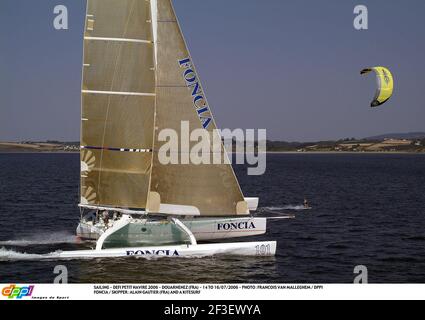 VELA - DEFI PETIT NAVIRE 2006 - DOUARNENEZ (FRA) - DAL 14 AL 16/07/2006 - FOTO : FRANCOIS VAN MALLEGHEM / DPPI FONCIA / SKIPPER : ALAIN GAUTIER (FRA) E UN KITESURF Foto Stock