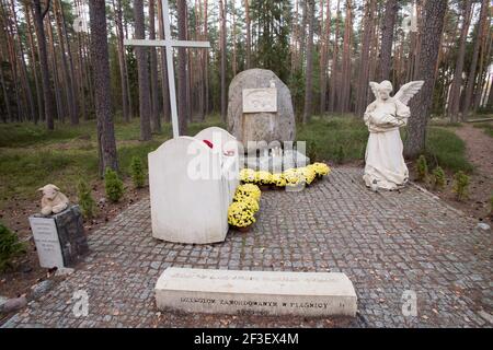 Bambini vittime del monumento di Piasnica e una delle 30 tombe di massa di almeno 12.000 a 14.000 intellettuali polacchi (attivisti nazionali, insegnanti, prete Foto Stock