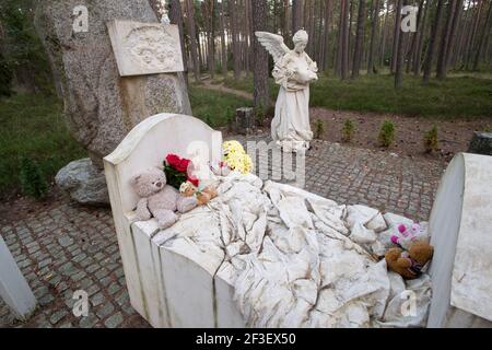 Bambini vittime del monumento di Piasnica e una delle 30 tombe di massa di almeno 12.000 a 14.000 intellettuali polacchi (attivisti nazionali, insegnanti, prete Foto Stock