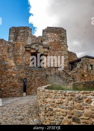 Castelo Rodrigo, Portogallo - 2020 agosto: Vista all'ingresso della fortezza sul borgo medievale interno al Castelo Rodrigo Foto Stock