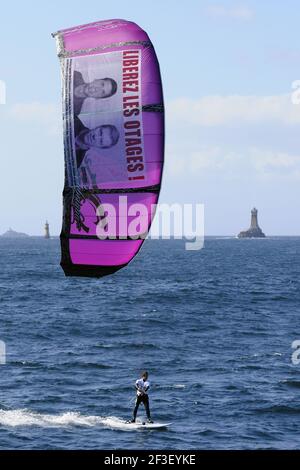 KITE SURF - HOSTAGES DAYS 500 - SEIN > LES GLENANS - RAZ DE SEIN (fra) - 12/05/2011 - PHOTO : FRANCOIS VAN MALLEGHEM / DPPI - Bruno Sroka kites per gli ostaggi di 500 giorni : Stéphane Taponier & Hervé Ghesquière Foto Stock