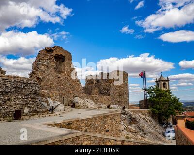 Castelo Rodrigo, Portogallo - Agosto 2020: Particolare del Palazzo in rovina di Cristoforo Moura (Cristovao de Moura) nel villaggio storico di Castelo Rod Foto Stock