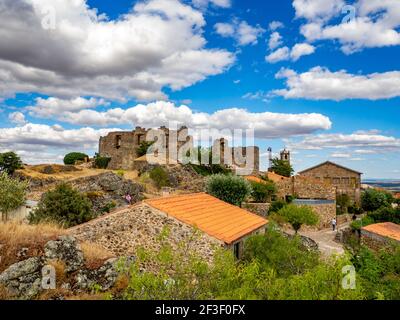 Castelo Rodrigo, Portogallo - Agosto 2020: Il Palazzo in rovina di Christopher Moura (Cristovao de Moura) nel villaggio storico di Castelo Rodrigo Foto Stock