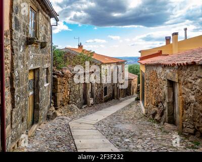 Castelo Rodrigo, Portogallo - Agosto 2020: Vista di una strada acciottolata nel borgo medievale di Castelo Rodrigo Foto Stock