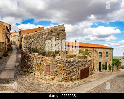 Castelo Rodrigo, Portogallo - Agosto 2020: Vista di una strada acciottolata nel borgo medievale di Castelo Rodrigo Foto Stock