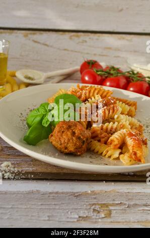 polpette tritate italiane sulla pasta con salsa di pomodoro Foto Stock