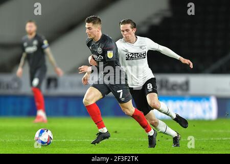 DERBY, INGHILTERRA. 16 MARZO Sergi Canos di Brentford tiene fuori Max Bird della contea di Derby che porta fino ai suoi lati secondo gol durante la partita Sky Bet Championship tra Derby County e Brentford al Pride Park, Derby martedì 16 Marzo 2021. (Credit: Jon Hobley | MI News) Credit: MI News & Sport /Alamy Live News Foto Stock