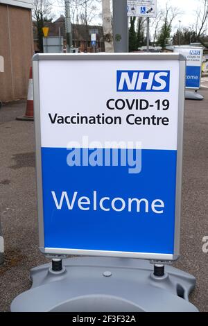 Un cartello di benvenuto per un Centro di vaccinazione NHS Covid durante Il blocco del Regno Unito nel 2021 Foto Stock