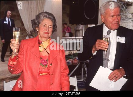 Austin, Texas, Stati Uniti. 16 Marzo 2021. Retrospettiva sulla vita dell'ex First Lady, LADY BIRD JOHNSON durante i suoi anni in Texas dopo la morte dell'ex presidente Lyndon Baines Johnson il 22 gennaio 1973. Questa foto mostra LADY BID JOHNSON, l, con l'ex Segretario degli interni e confidente Nash Castro, r, alla dedicazione del National Wildflower Research Center nel 1995. Credit: Bob Daemmrich/ZUMA Wire/Alamy Live News Foto Stock