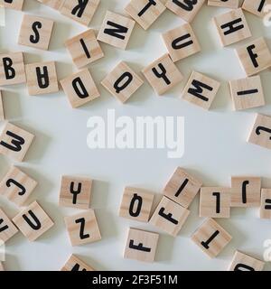 Lettere di legno con uno spazio aperto che può essere utilizzato come spazio di copia su un fondo bianco. Foto Stock