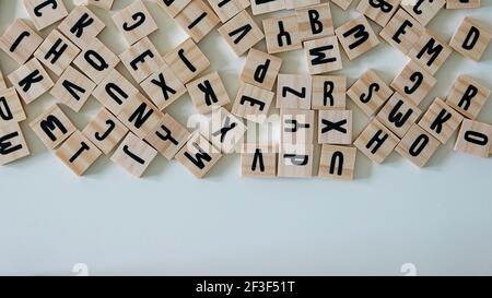 Lettere di legno con uno spazio aperto che può essere utilizzato come spazio di copia su un fondo bianco. Foto Stock