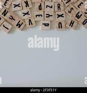 Lettere di legno con uno spazio aperto che può essere utilizzato come spazio di copia su un fondo bianco. Foto Stock